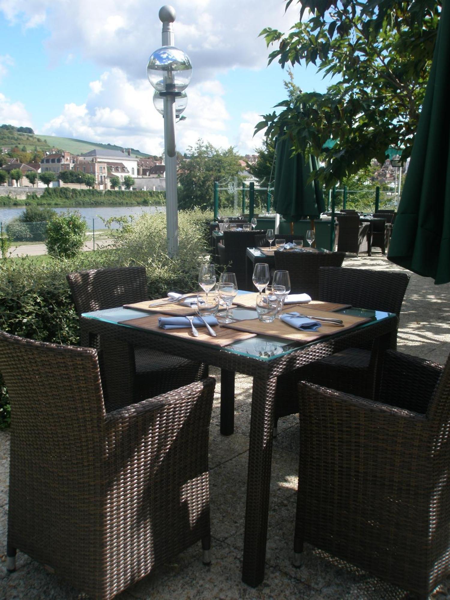 Hotel Restaurant Le Rive Gauche Joigny Esterno foto